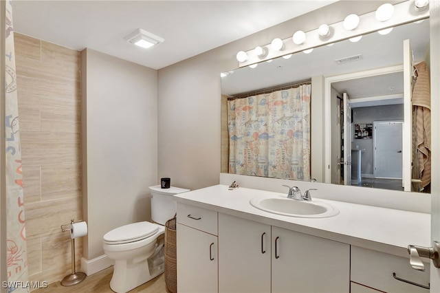 full bathroom featuring toilet, a shower with curtain, visible vents, and vanity