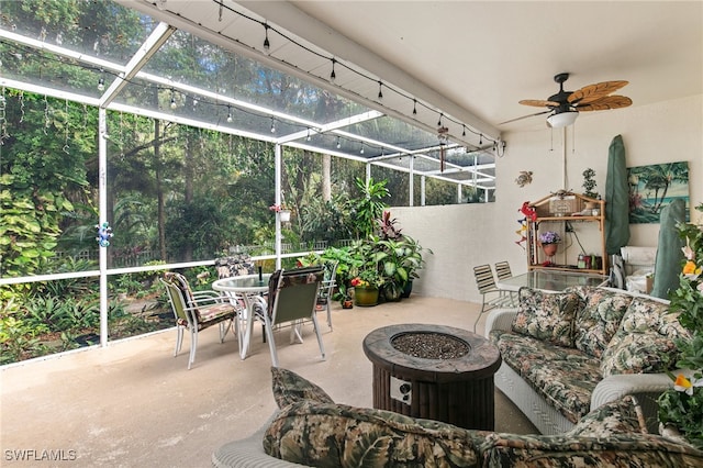 sunroom with ceiling fan