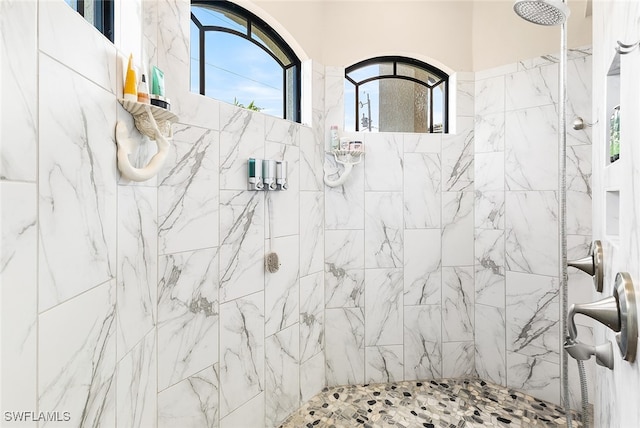 bathroom featuring a tile shower