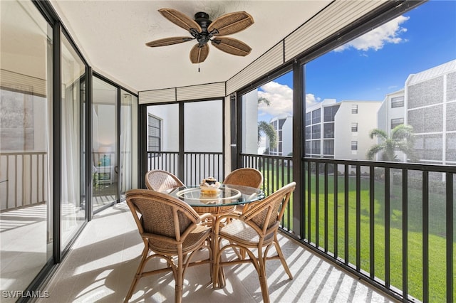 sunroom with ceiling fan