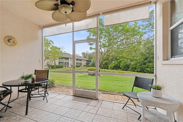 sunroom with ceiling fan