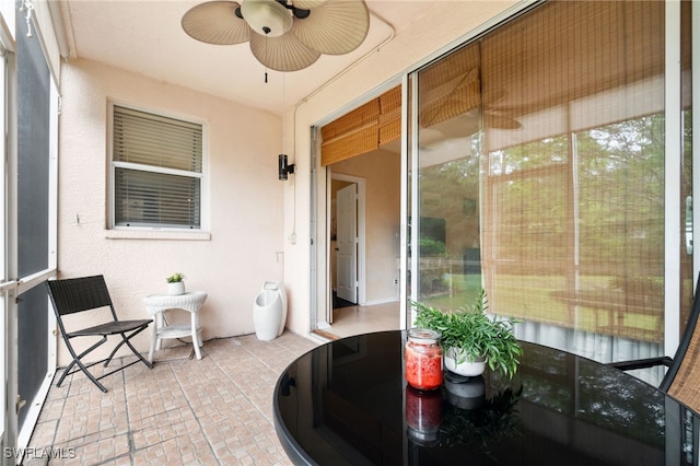 sunroom with ceiling fan