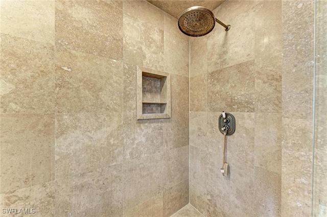 room details featuring a tile shower