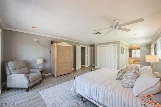 bedroom with ceiling fan, a closet, ornamental molding, and light hardwood / wood-style flooring