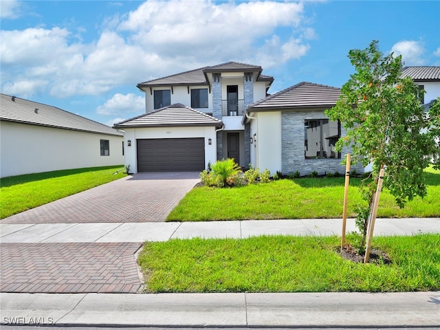 view of front of house featuring a garage and a front lawn