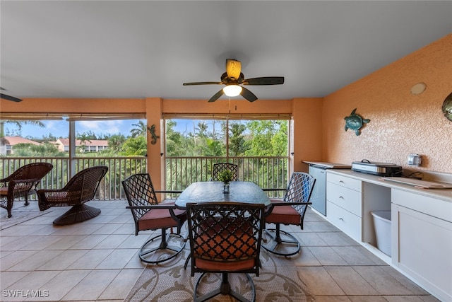 sunroom with ceiling fan