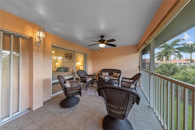 sunroom with ceiling fan