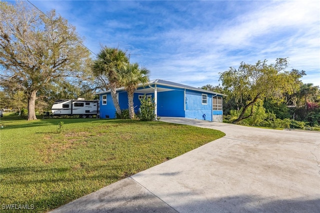 view of front of house featuring a front lawn