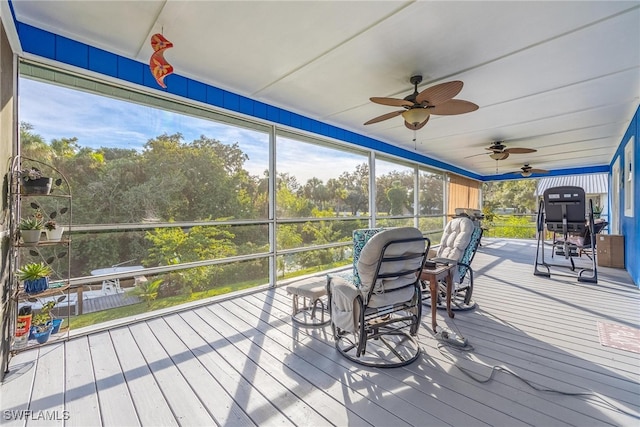 sunroom with ceiling fan