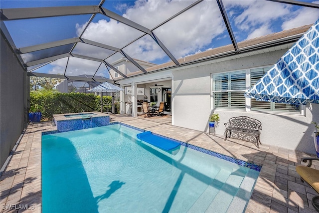 view of swimming pool with an in ground hot tub, a patio, ceiling fan, and a lanai