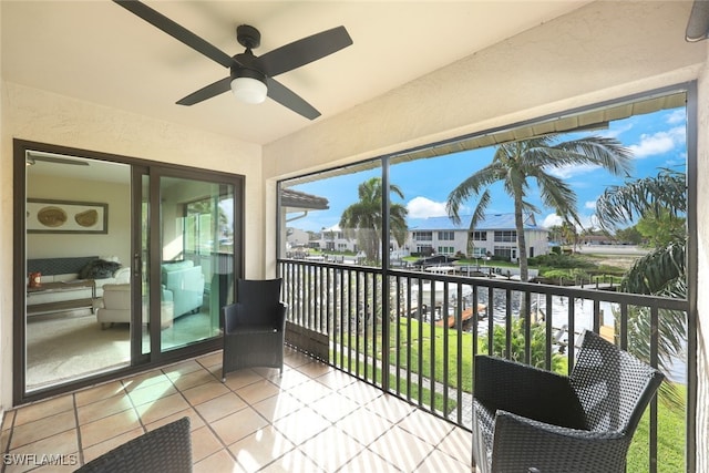 sunroom with ceiling fan