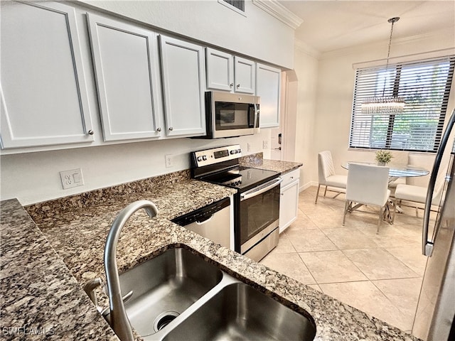 kitchen with sink, appliances with stainless steel finishes, ornamental molding, decorative light fixtures, and an inviting chandelier