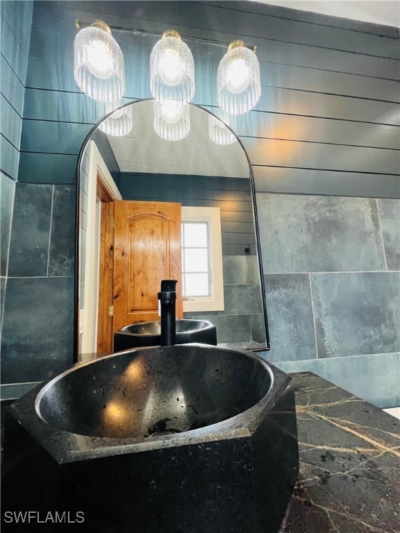 bathroom with tiled bath and tile walls