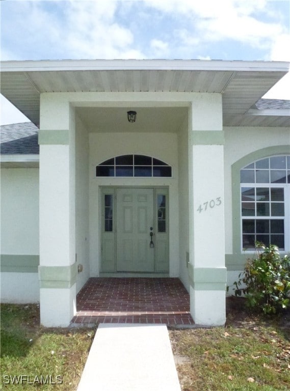 property entrance featuring a porch