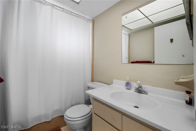 bathroom with curtained shower, vanity, and toilet