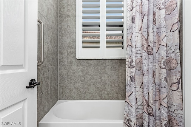 bathroom featuring shower / tub combo with curtain