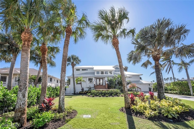 view of front facade featuring a front yard