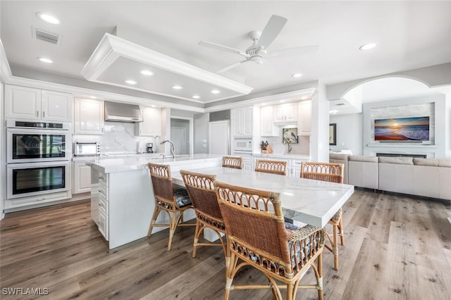 dining space featuring light wood-type flooring, visible vents, a ceiling fan, and recessed lighting