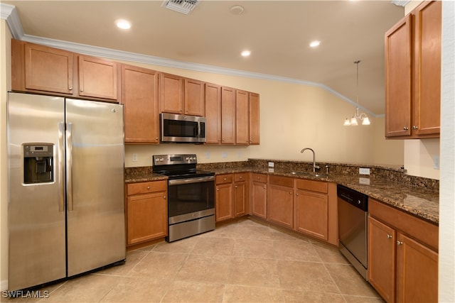 kitchen with sink, appliances with stainless steel finishes, decorative light fixtures, crown molding, and vaulted ceiling