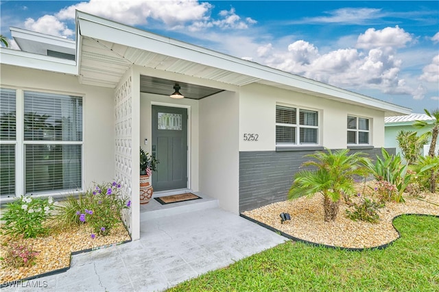 property entrance with ceiling fan