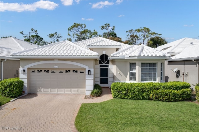 view of front facade featuring a garage and a front yard