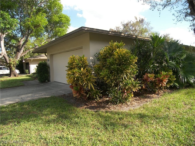 view of side of property featuring a lawn