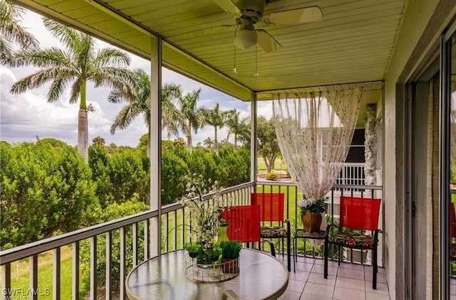 unfurnished sunroom with a healthy amount of sunlight and ceiling fan