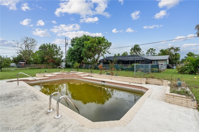 view of swimming pool featuring a yard