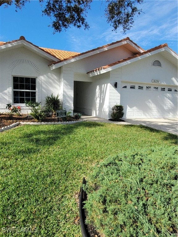 view of front of home featuring a garage and a front yard