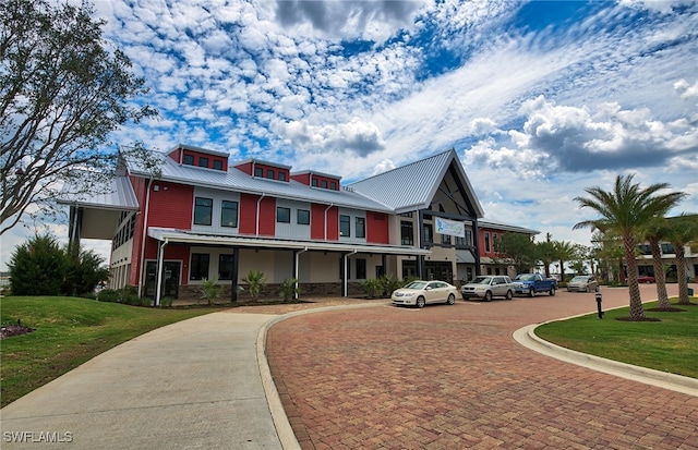 view of front facade featuring a front lawn