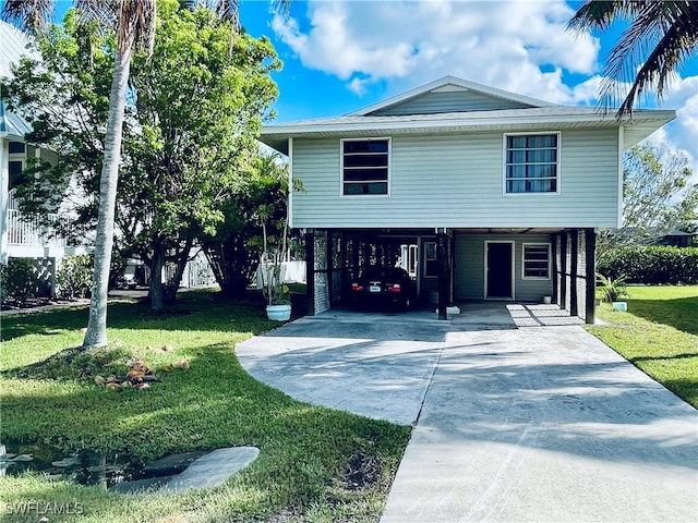 view of front of property featuring a front yard and a carport