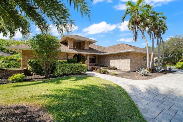 view of front of house featuring a front lawn