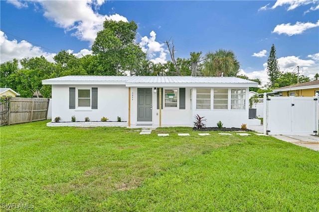 single story home featuring a front lawn