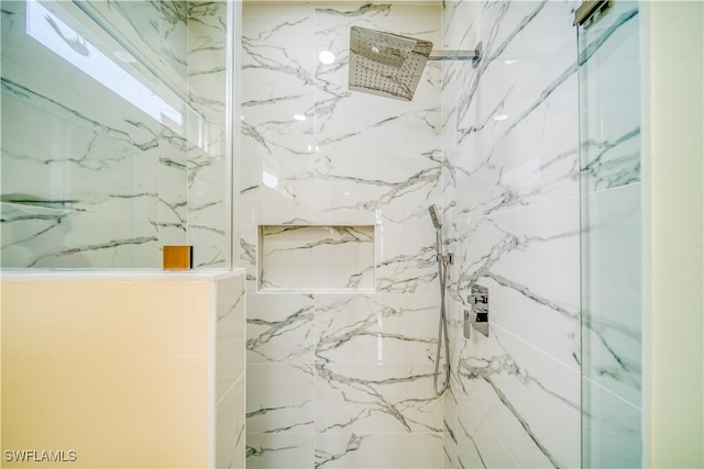 bathroom featuring tiled shower