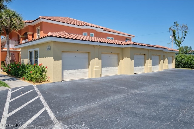 view of front facade featuring a garage