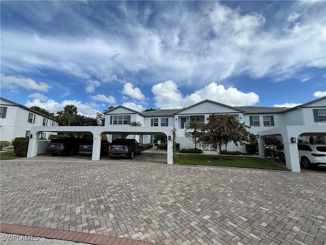 view of front of property featuring a carport and a front yard