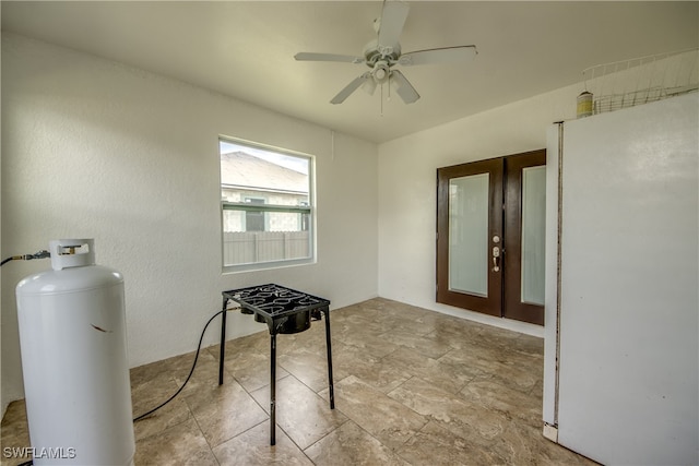 foyer entrance featuring ceiling fan