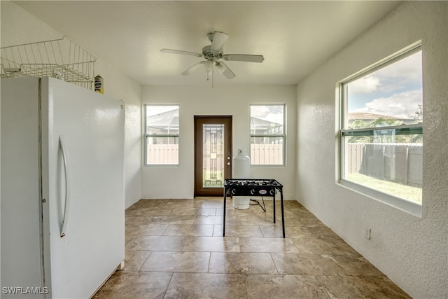 foyer entrance featuring ceiling fan