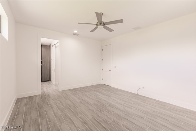 unfurnished room featuring light wood-type flooring and ceiling fan