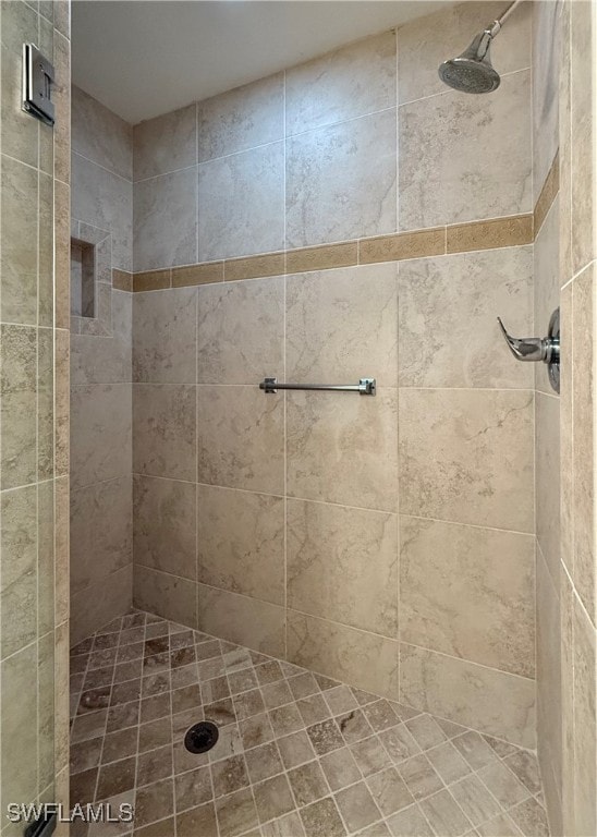 bathroom featuring tiled shower