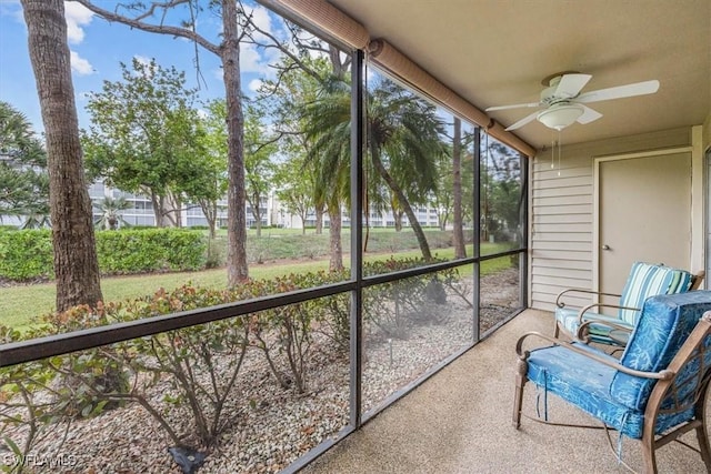 sunroom with ceiling fan