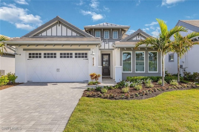 view of front of property featuring a front yard and a garage