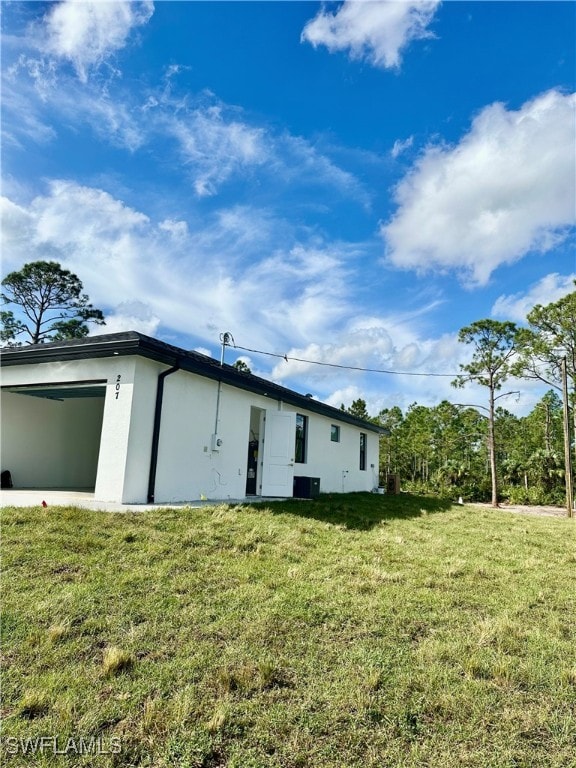 back of house featuring a lawn