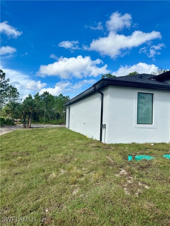 view of side of property featuring a lawn