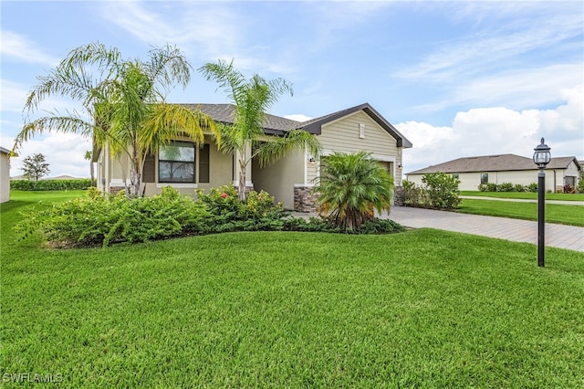 single story home with a front lawn