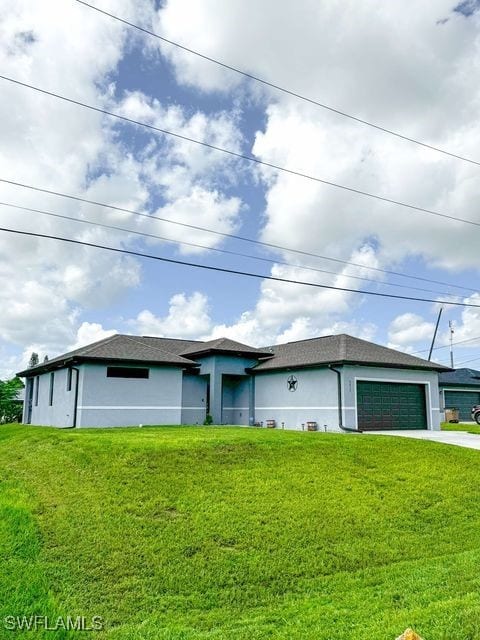 view of front facade featuring a garage and a front yard