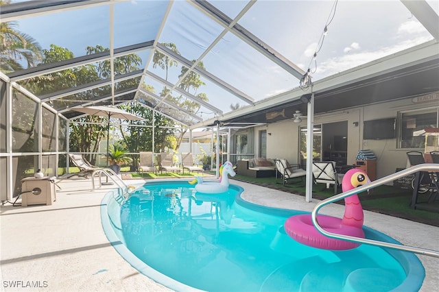 view of pool featuring outdoor lounge area, a patio, ceiling fan, and a lanai