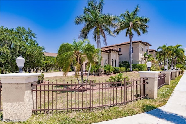 view of front of home featuring a front lawn