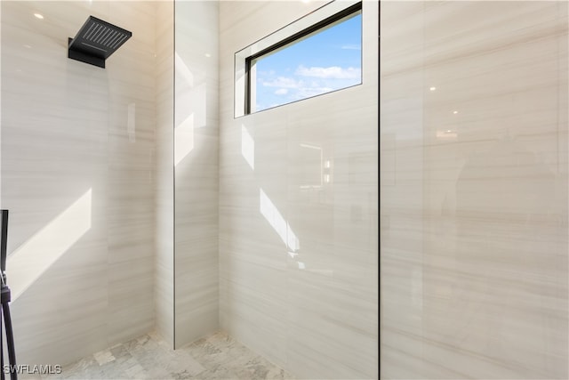 bathroom featuring a tile shower