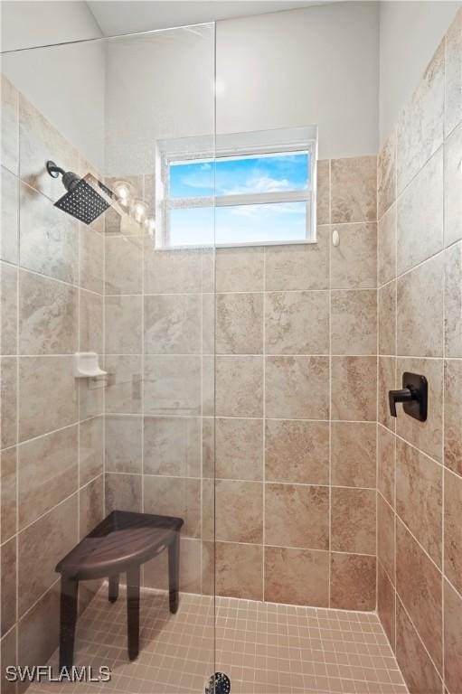 bathroom featuring tiled shower